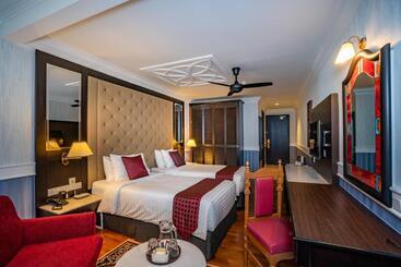 هتل Century Pines Resort