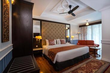 هتل Century Pines Resort