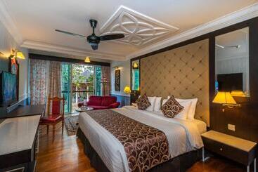 هتل Century Pines Resort