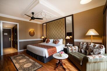 هتل Century Pines Resort