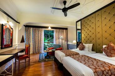 هتل Century Pines Resort