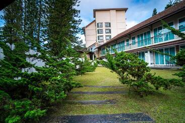 هتل Century Pines Resort