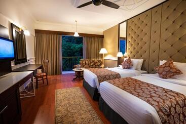هتل Century Pines Resort