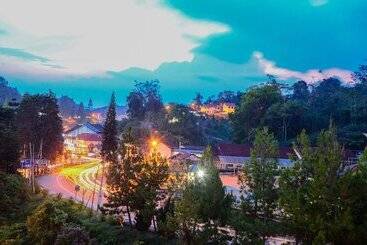 هتل Century Pines Resort