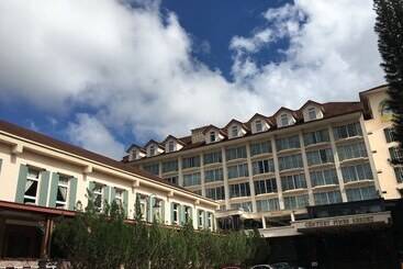 هتل Century Pines Resort
