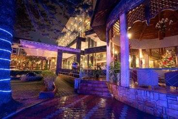 هتل Century Pines Resort