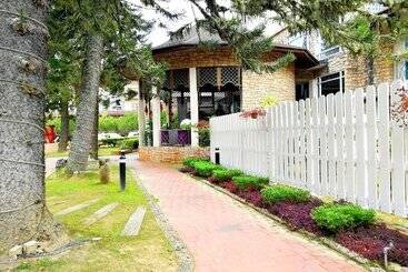 هتل Century Pines Resort