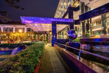 هتل Century Pines Resort