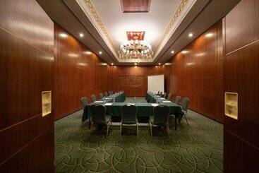 هتل Century Pines Resort