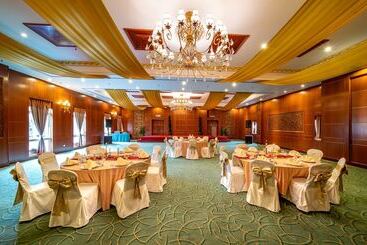 هتل Century Pines Resort