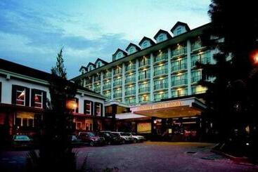 هتل Century Pines Resort