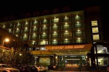 هتل Century Pines Resort