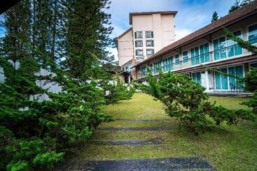 هتل Century Pines Resort
