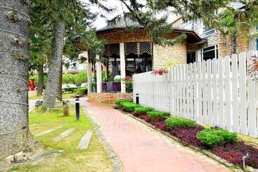 هتل Century Pines Resort