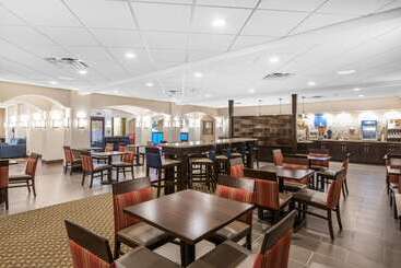 هتل Comfort Inn & Suites Allen Park  Dearborn