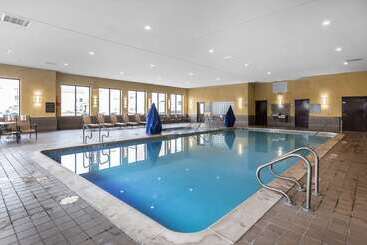 هتل Comfort Inn & Suites Allen Park  Dearborn
