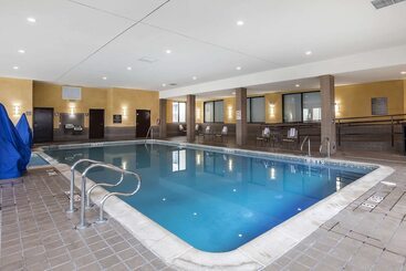 هتل Comfort Inn & Suites Allen Park  Dearborn
