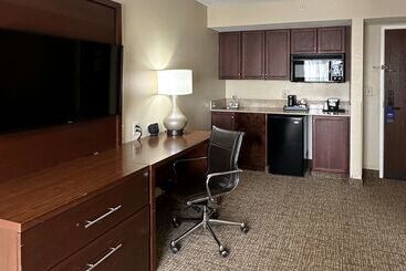 هتل Comfort Suites Airport