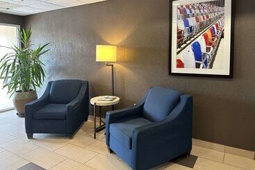 هتل Comfort Suites Airport