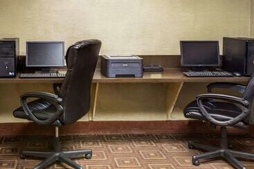 هتل Comfort Suites Airport
