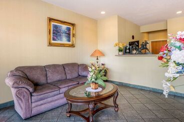 هتل Econo Lodge Airport/colorado Springs