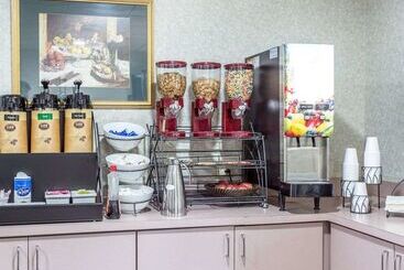 هتل Econo Lodge Inn & Suites Marietta