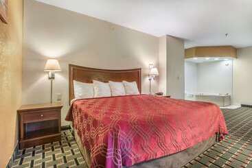 هتل Econo Lodge Inn & Suites Marietta