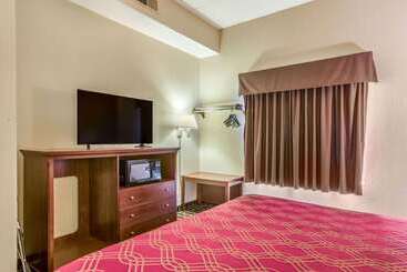 هتل Econo Lodge Inn & Suites Marietta