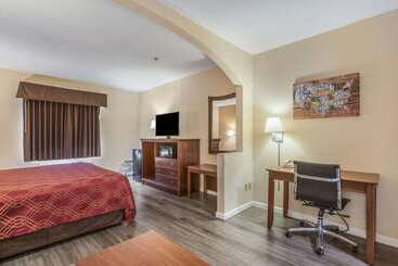 هتل Econo Lodge Inn & Suites Marietta
