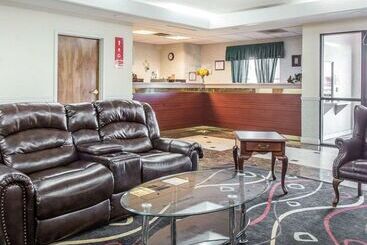 هتل Econo Lodge Inn & Suites Marietta
