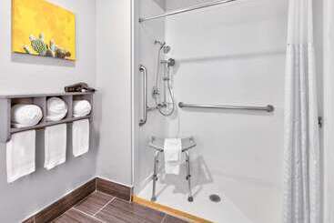 هتل La Quinta By Wyndham Dallas   Las Colinas