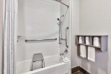 هتل La Quinta By Wyndham Dallas   Las Colinas