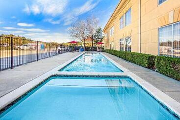 هتل La Quinta By Wyndham Dallas   Las Colinas
