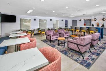 هتل La Quinta By Wyndham Dallas   Las Colinas