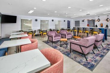 هتل La Quinta By Wyndham Dallas   Las Colinas