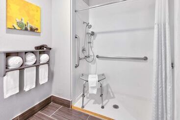 هتل La Quinta By Wyndham Dallas   Las Colinas