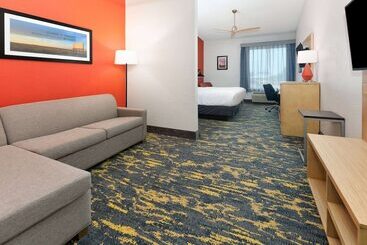 هتل La Quinta By Wyndham Dallas   Las Colinas