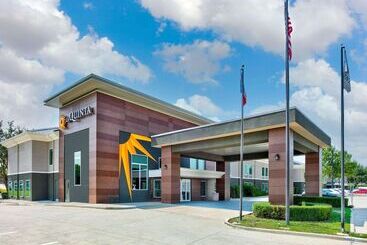 هتل La Quinta By Wyndham Dallas   Las Colinas