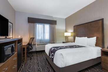 هتل La Quinta By Wyndham Fairbanks Airport