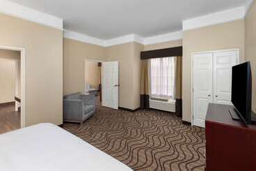 هتل La Quinta By Wyndham Houma