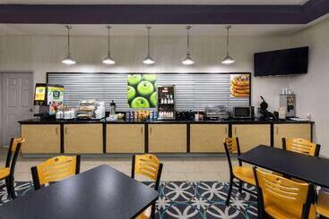هتل La Quinta By Wyndham Houma