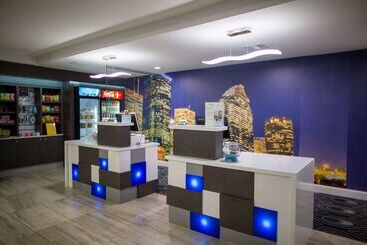 هتل La Quinta By Wyndham Houston East At Normandy