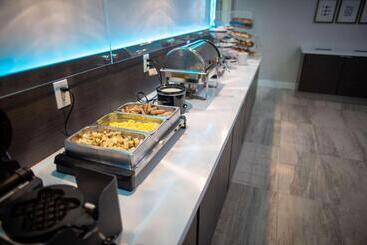 هتل La Quinta By Wyndham Houston East At Normandy