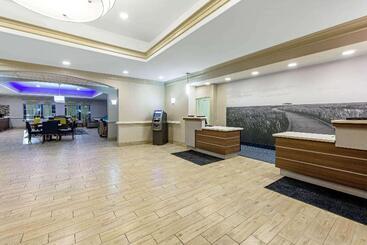 هتل La Quinta Inn & Suites By Wyndham Lake Charles Casino Area
