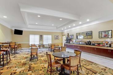 هتل La Quinta By Wyndham Mobile   Tillman S Corner