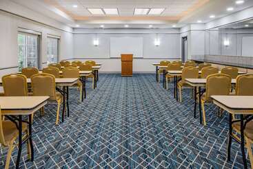 هتل La Quinta Inn & Suites By Wyndham Norfolk