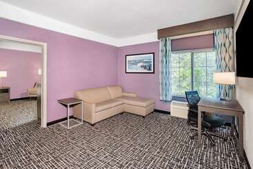 هتل La Quinta Inn & Suites By Wyndham Norfolk