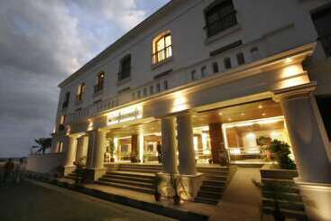هتل The Promenade