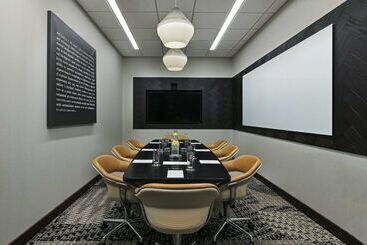 هتل Thewit Chicago, A Hilton