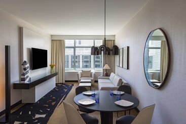 هتل Thewit Chicago, A Hilton